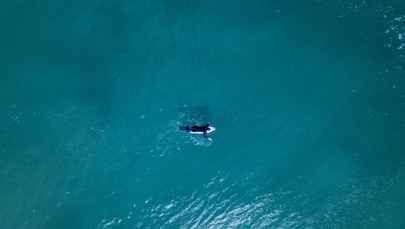 Zaginął bez śladu, odnaleziony na wyspie. Nastoletni surfer przeżył noc grozy