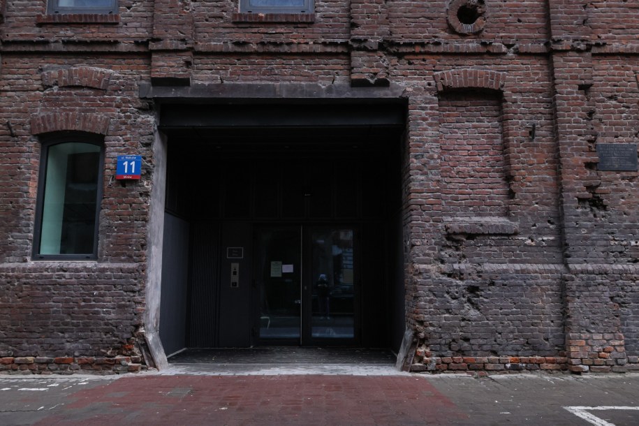 Zaginęły żelazne ozdobne wrota bramy dawnego browaru Hermana Junga przy ul. Waliców 11. / 	Leszek Szymański    /PAP