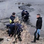 Zaginiona 73-latka odnaleziona w stawie. Trafiła do szpitala