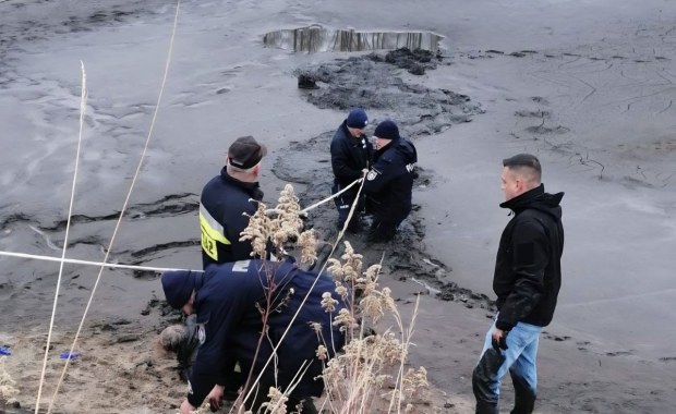 Zaginiona 73-latka odnaleziona w stawie. Trafiła do szpitala