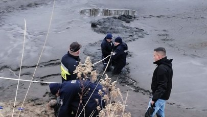 Zaginiona 73-latka odnaleziona w stawie. Trafiła do szpitala
