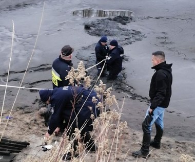 Zaginiona 73-latka odnaleziona w stawie. Trafiła do szpitala