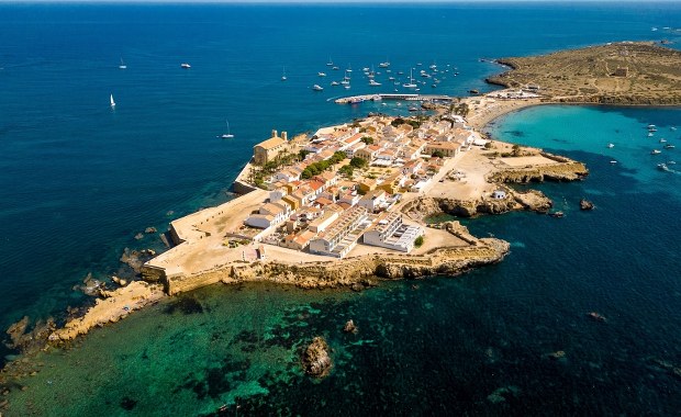 Zaginiony raj u wybrzeży Hiszpanii: Wyspa, na której królują… koty