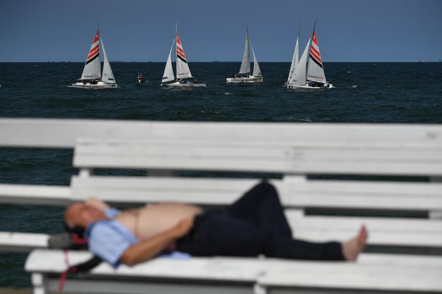 Żaglówki przy plaży w Sopocie /Adam Warżawa /PAP