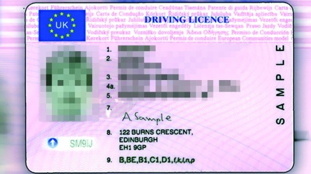 Prawo jazdy z zagranicy Zagraniczne prawo jazdy nie uchroni przed karą kierowcy, który przekroczył limit punktów karnych. /Motor