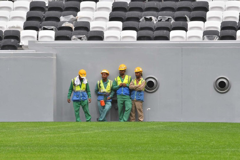 Zagraniczni robotnicy na budowie stadionu al-Bayt w Katarze /AFP
