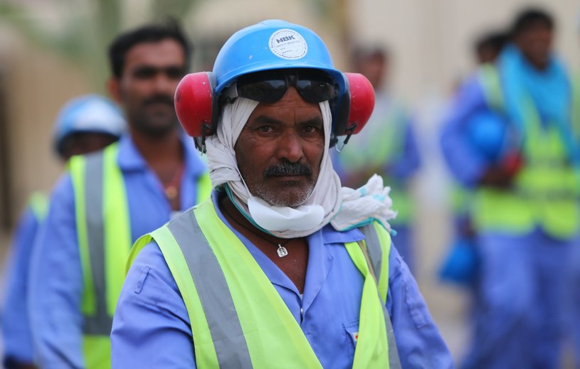 Zagraniczni robotnicy na budowie stadionu al-Wakrah w Katarze /AFP