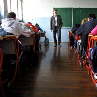Zagrożeni zwolnieniami będą nauczyciele przedmiotów, których uczy się w najmniejszym wymiarze godzin /AFP