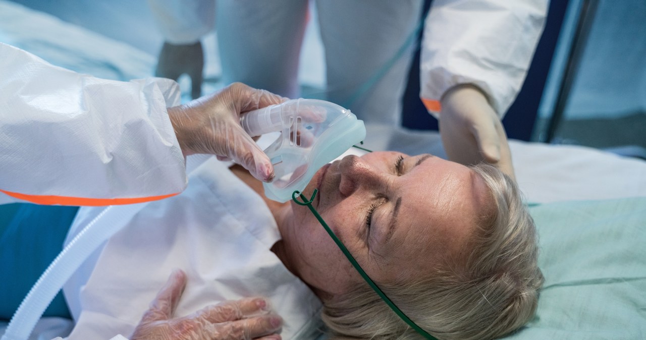 "Zagrożenie ciężkim przebiegiem COVID-19 rośnie wraz z wiekiem, masą ciała, jest wyższe u mężczyzn i może być wyższe w przypadku pogorszenia się stanu zdrowia z powodu innych chorób współistniejących" - wskazuje MZ /123RF/PICSEL