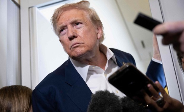 Zagrożenie tsunami i ewakuacja. Trump: Bądźcie silni!