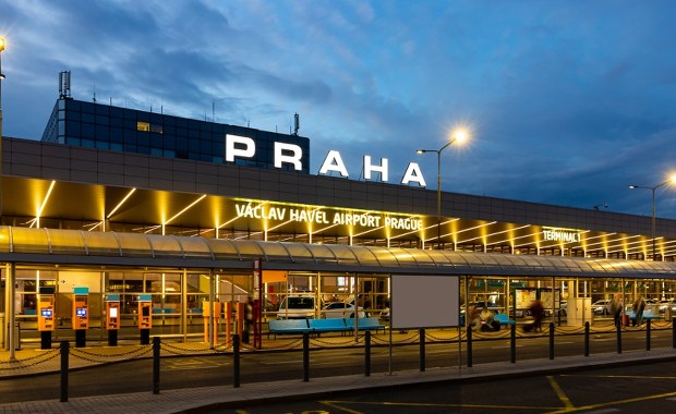"Zagrożenie ze strony zbliżających się dronów". Akcja służb na lotnisku w Pradze