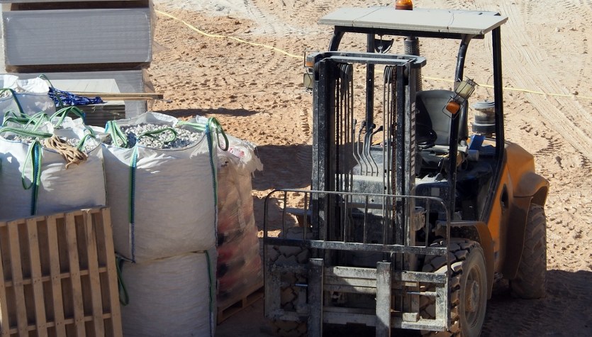 Zahaczył wózkiem widłowym kobietę w zaawansowanej ciąży. ​Tragedia pod Łomżą