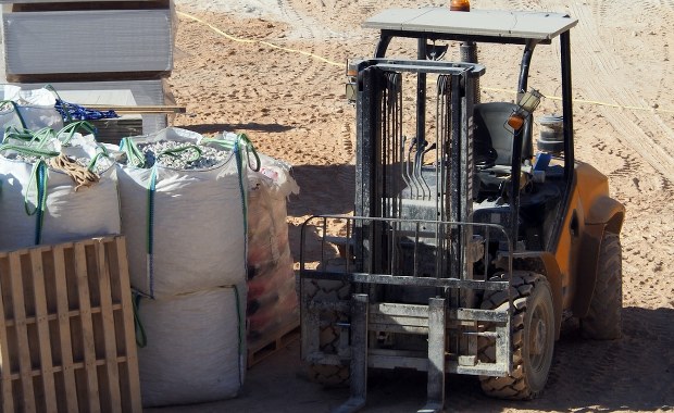 Zahaczył wózkiem widłowym kobietę w zaawansowanej ciąży. ​Tragedia pod Łomżą