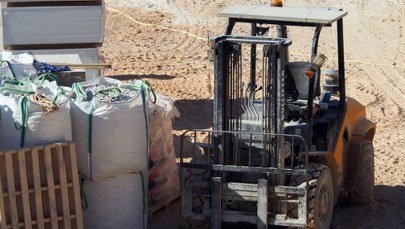 Zahaczył wózkiem widłowym kobietę w zaawansowanej ciąży. ​Tragedia pod Łomżą