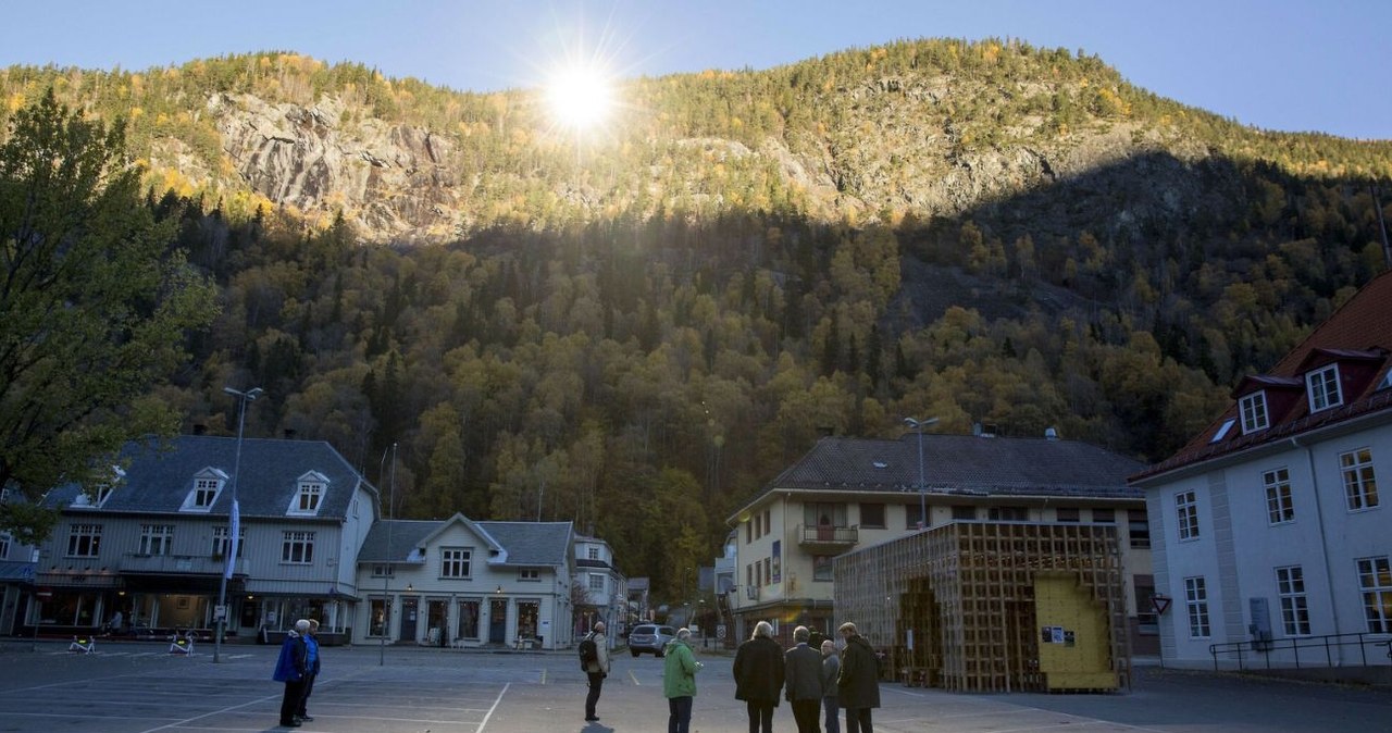 Zainstalowane na szczycie lustra rozświetlają Rjukan /AFP /East News