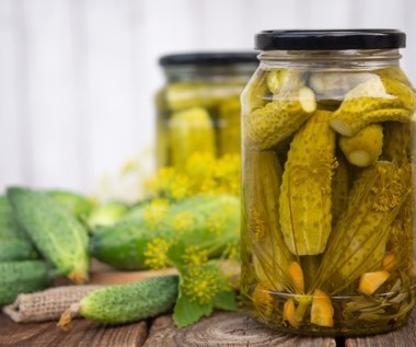 Zajadaj do obiadu i w ramach przekąski. Ogórki w curry – hit letnich przetworów