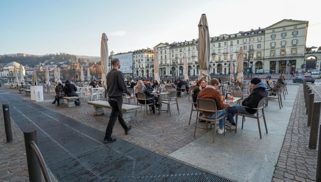 Zajęte stoliki restauracyjne w Turynie /JESSICA PASQUALON /PAP/EPA