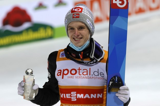 Zajmujący drugie miejsce Halvor Egner Granerud z Norwegii świętuje po ceremonii wręczenia medali za zawody  podczas Pucharu Świata w skokach narciarskich w Titisee-Neustadt /RONALD WITTEK /PAP/EPA