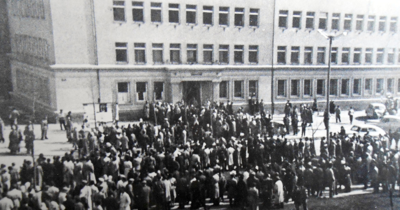 Zajścia przeniosły się pod budynek Dzielnicowej Rady Narodowej w Nowej Hucie. Fot. z archiwum IPN /Archiwum autora