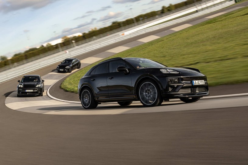 Zakamuflowanymi Macanami Porsche pochwaliło się na torze przy fabryce w Lipsku /materiały prasowe