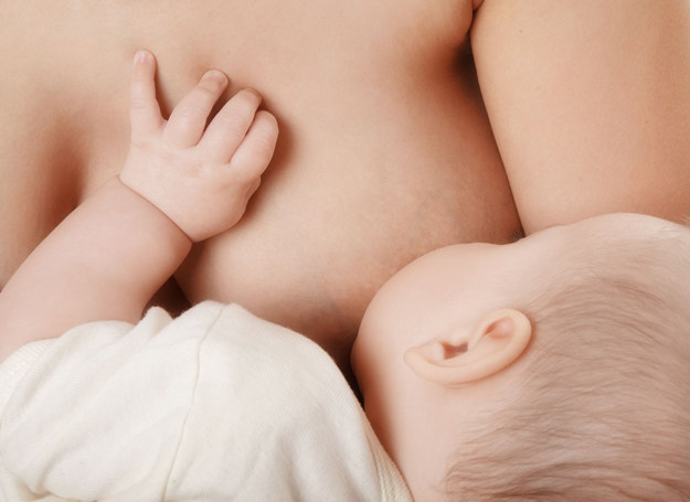 Zakatarzonemu niemowlęciu warto proponować pierś jak najczęściej, bo naturalny pokarm zawiera przeciwciała, zwalczające infekcję. /123RF/PICSEL