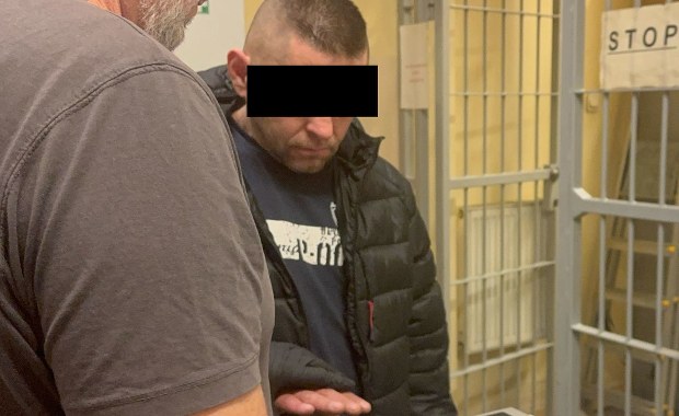 Zakaz, alkohol i narkotyki. Tak zaparkował przed komendą