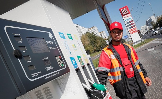 Zakaz eksportu benzyny przedłużony. Rosjanie odczuwają problemy z paliwem