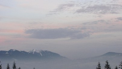 Zakaz jest, ale kto by go przestrzegał. Palimy śmieci na potęgę 