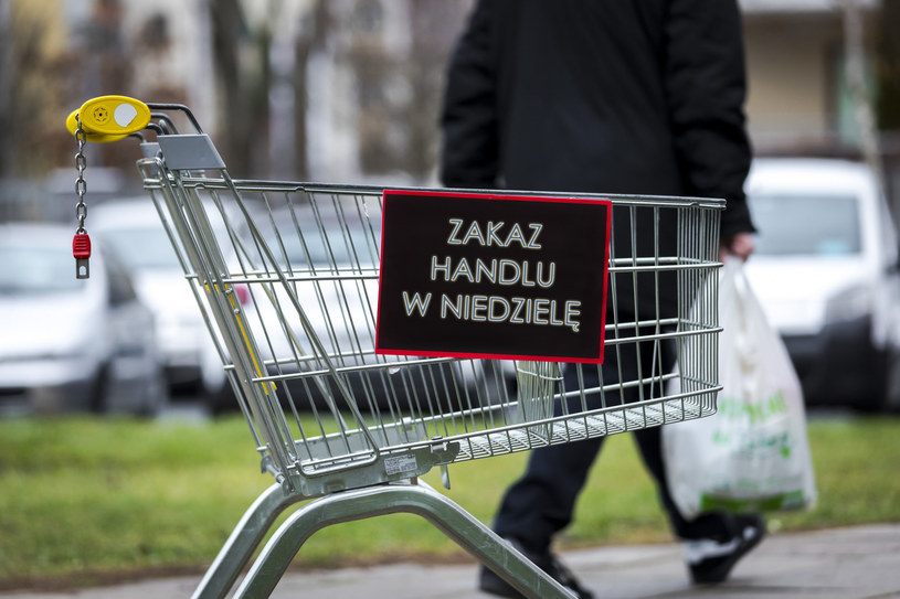 Zakaz niedzielnego handlu mocno uderza w duże sklepy /Arkadiusz Ziółek /East News