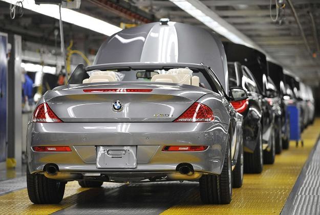 Zakaz odliczania VAT od paliwa) ma zastosowanie do samochodów nabytych przed 1 stycznia 2011 r. /AFP