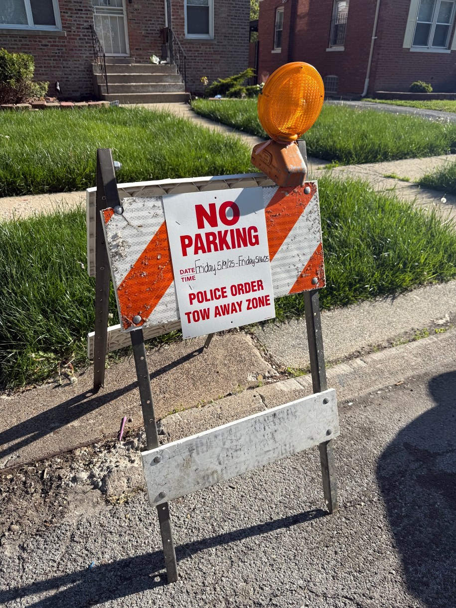 Zakaz parkowania przed rodzinnym domem Leona XIV /Paweł Żuchowski /RMF FM