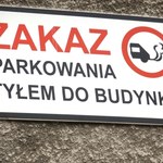 Zakaz parkowania tyłem do budynku. Co grozi za niezastosowanie się?