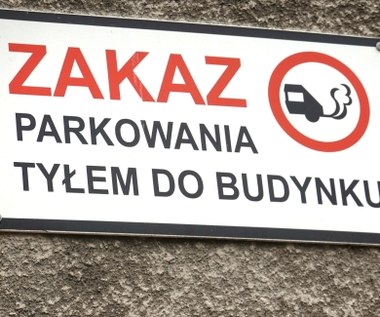 Zakaz parkowania tyłem do budynku. Co grozi za niezastosowanie się?