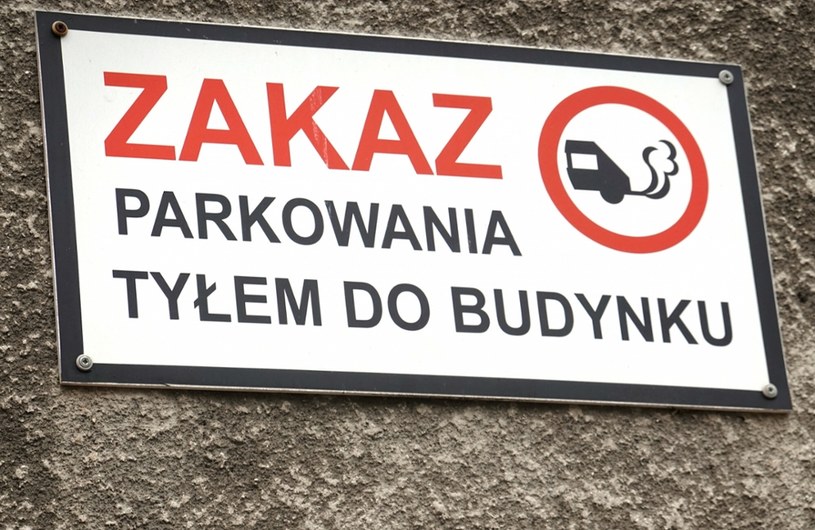 Zakaz parkowania tyłem do budynku - czy taka tabliczka ma moc prawną? /Wojtek Laski/East News /East News