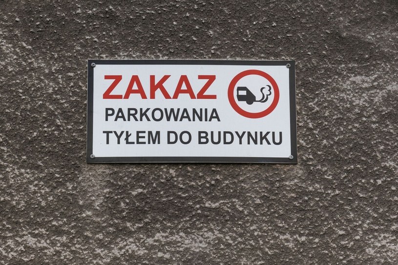 Zakaz parkowania tyłem do posesji. Czy taki przepis faktycznie obowiązuje? /ARKADIUSZ ZIOLEK/East News /East News