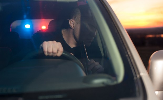 Zakaz prowadzenia miał za nic. Zatrzymały go dwa różne patrole