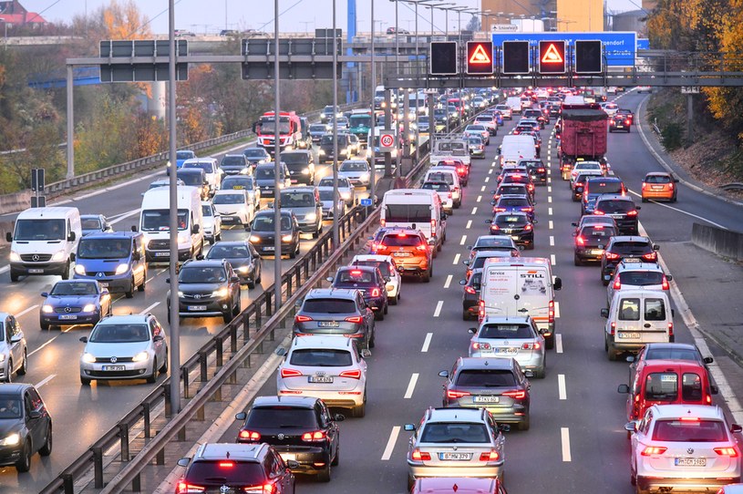 Zakaz rejestracji samochodów spalinowych wzbudza coraz większy opór. Zaprotestowały Niemcy i lawina ruszyła /Getty Images