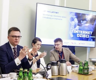 Zakaz smartfonów w szkołach. Hołownia: Jeszcze w tym roku