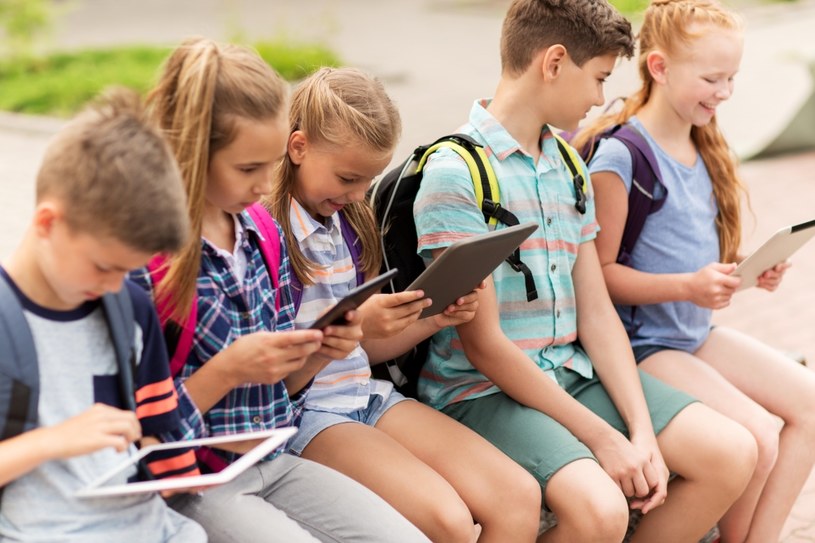 Zakaz smartfonów w szkołach nadciąga. /123RF/PICSEL