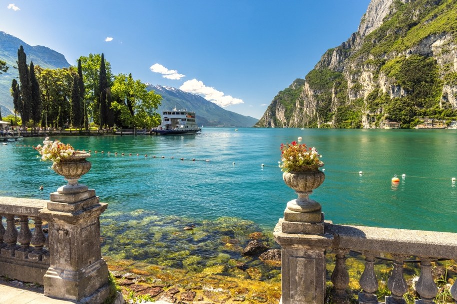 Zakaz spożywania alkoholu w Limone sul Garda – nowe przepisy mogą zaskoczyć turystów! /Shutterstock