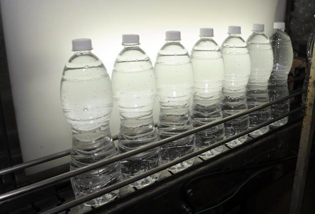 Zakaz sprzedaży wody w małych butelkach - na razie w Concord (USA) /AFP
