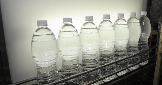 Zakaz sprzedaży wody w małych butelkach - na razie w Concord (USA) /AFP