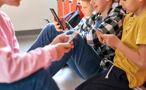 Zakaz używania telefonów w szkołach? Minister edukacji stawia sprawę jasno