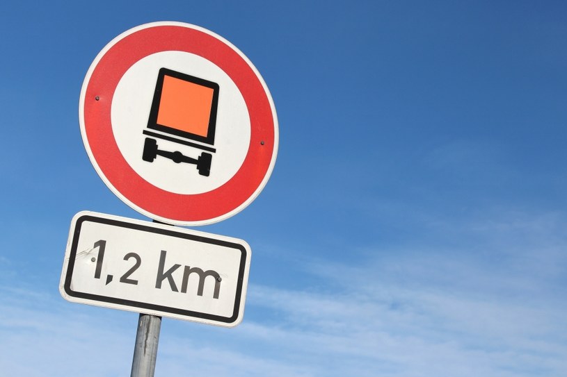 Zakaz wjazdu dla pojazdów przewożących materiały niebezpieczne. /123RF/PICSEL