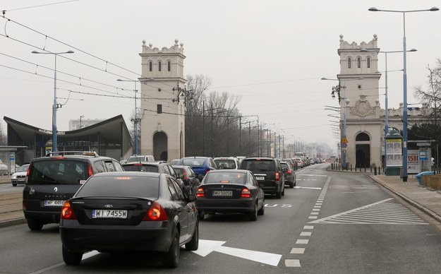 Zakaz wjazdu starych aut do centrum rozwiąże problem fatalnej jakości powietrza w miastach? /Paweł Supernak /PAP