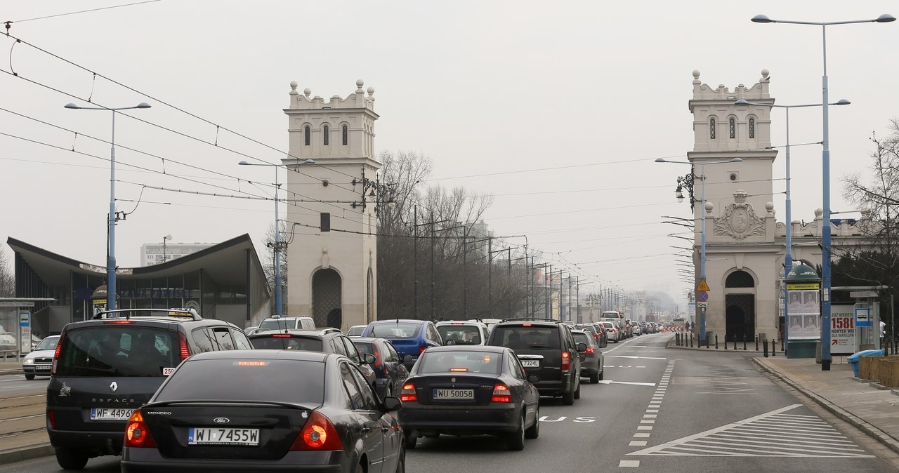 Zakaz wjazdu starych aut do centrum rozwiąże problem fatalnej jakości powietrza w miastach? /Paweł Supernak /PAP