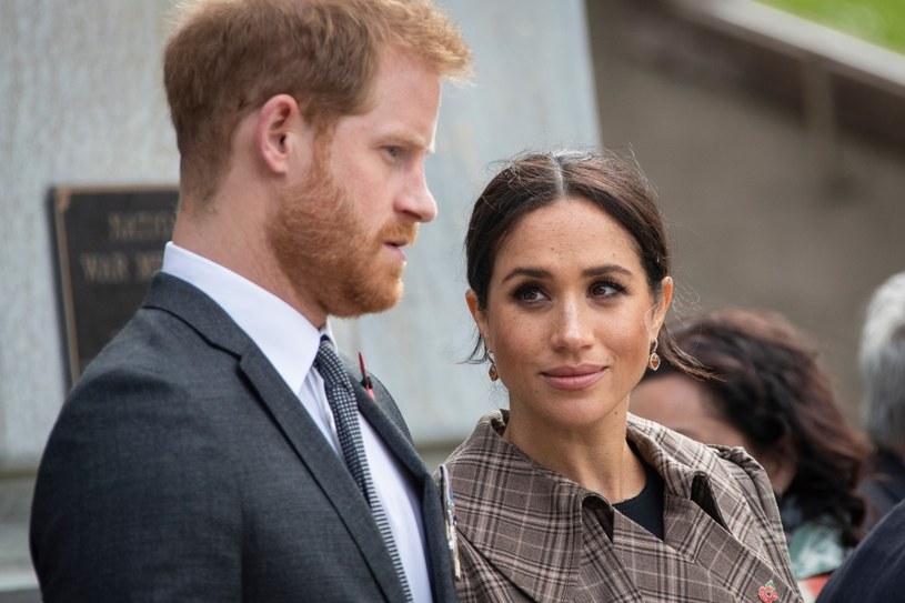 "Zakaz wstępu. Teren prywatny". Tabliczkę z takim napisem Sussexowie powiesili na płocie posiadłości /Getty Images