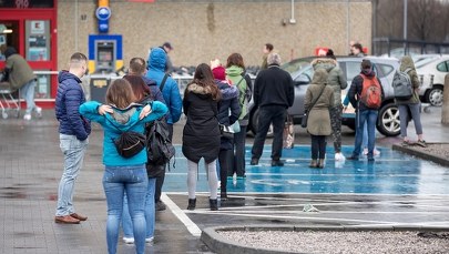 Zakaz wychodzenia z domu. Jakie obostrzenia wprowadza rząd?