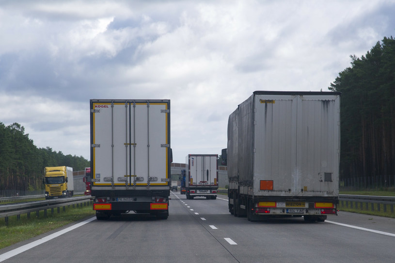 Zakaz wyprzedzania przez samochody ciężarowe. Wyjaśniamy, w jakich sytuacjach można wyprzedzać ciężarówką innych uczestników ruchu. /Wojciech Stróżyk /Reporter