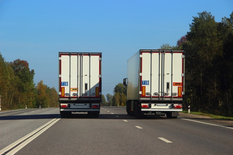 Zakaz wyprzedzania się przez samochody osobowe został wprowadzony w 2023 roku /Shutterstock